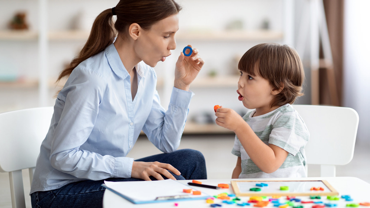 ciri anak terlambat bicara dan cara penanganannya